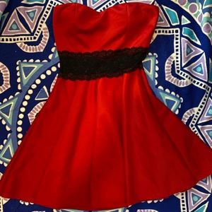 Short red dress, laced middle